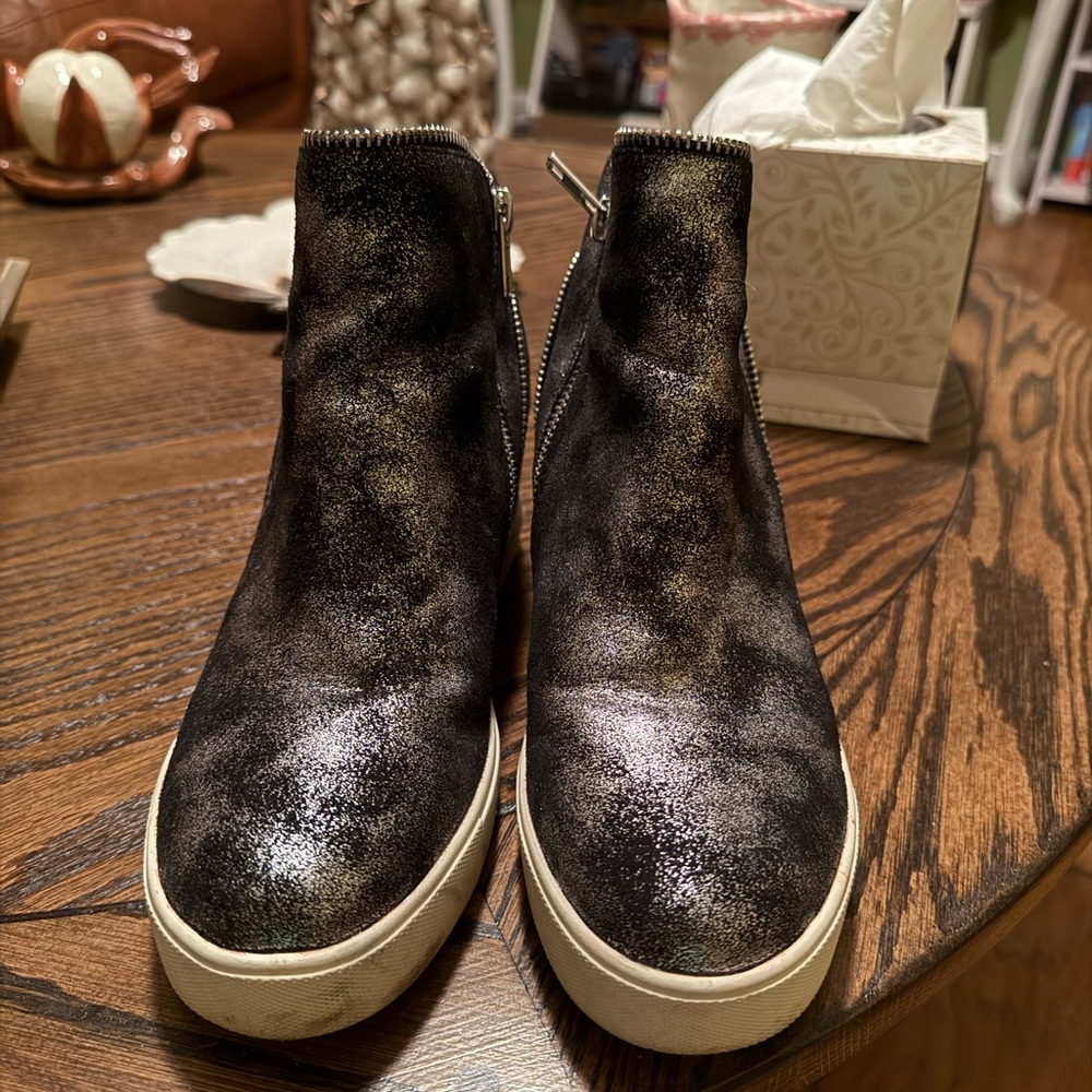 Cute zip up booties like new
